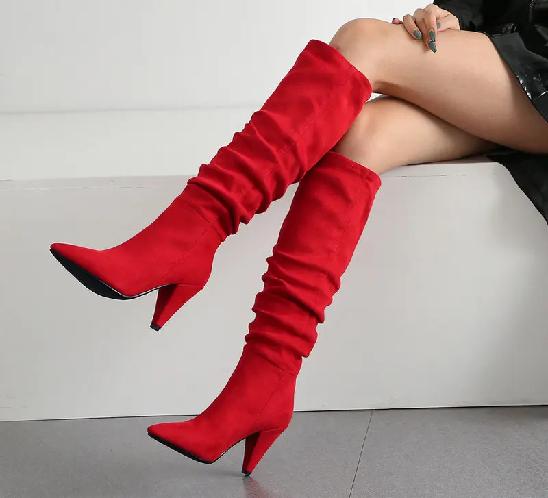 Зимние замшевые сапоги черного, красного, коричневого цвета; женские сапоги до колена с острым носком; женские сапоги с заостренным носком на толстом каблуке