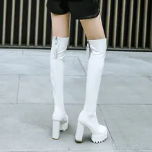 Женские модные сапоги выше колена; сапоги до бедра на Высоком толстом каблуке; осенне-зимняя женская обувь на платформе с молнией и кисточками; цвет черный, белый;