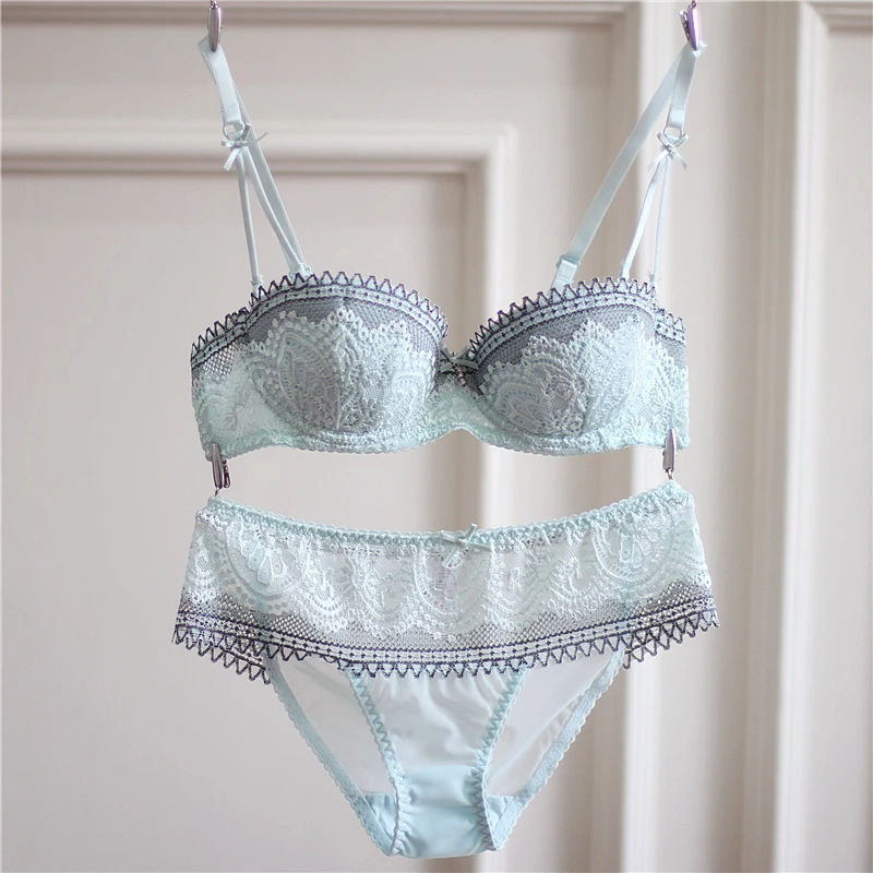 Комплект кружевного нижнего белья из бюстгальтера и трусиков с чашечкой до