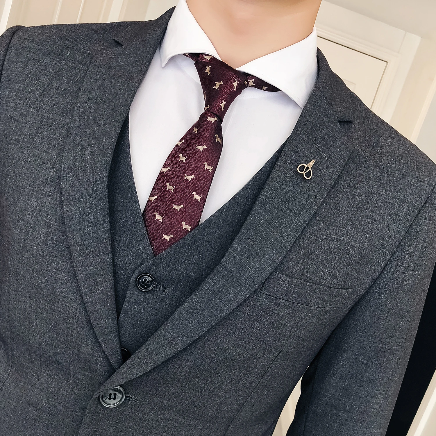 Two Buttons Slim Fit Suits 3 Pieces Suits(Jacket+Pants+Vest) Men Suits Notched Collar Wedding Groom Wedding Party Tuxedos