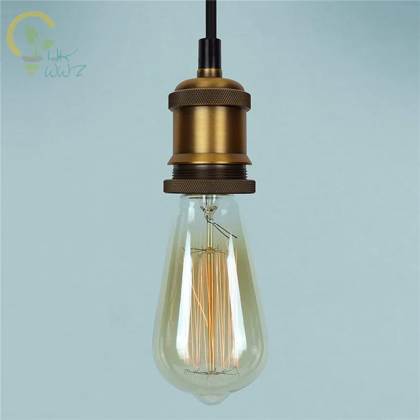 lâmpada com acabamento industrial em latão antigo, cordão de teto e linha preta.