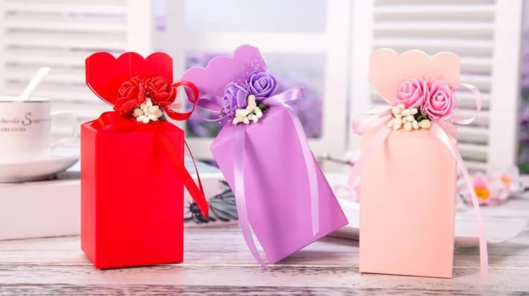 Новинка года большие маленькие средние Твердые романтические конфеты коробка с пластиковыми цветами и лентой бумага Свадебные сувениры вечерние подарочные 20 шт./лот