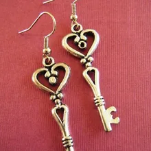 Модные 50 пара Винтаж Сильверс в форме сердца ключи Талисманы падения/Длинные Висячие серьги для Для женщин jewelry подарки Интимные аксессуары P780