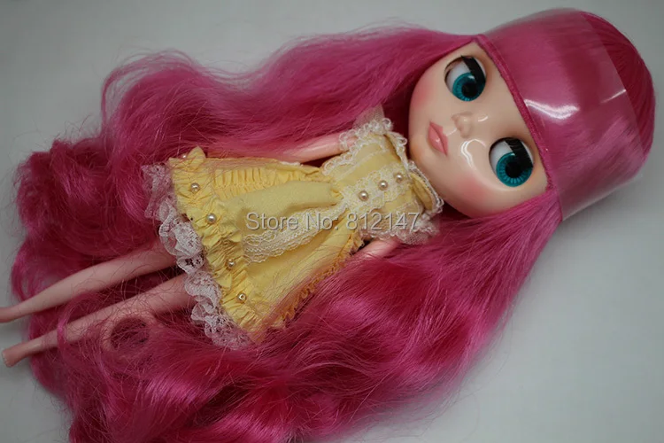 Телесный цвет куклы(розовые красные волосы