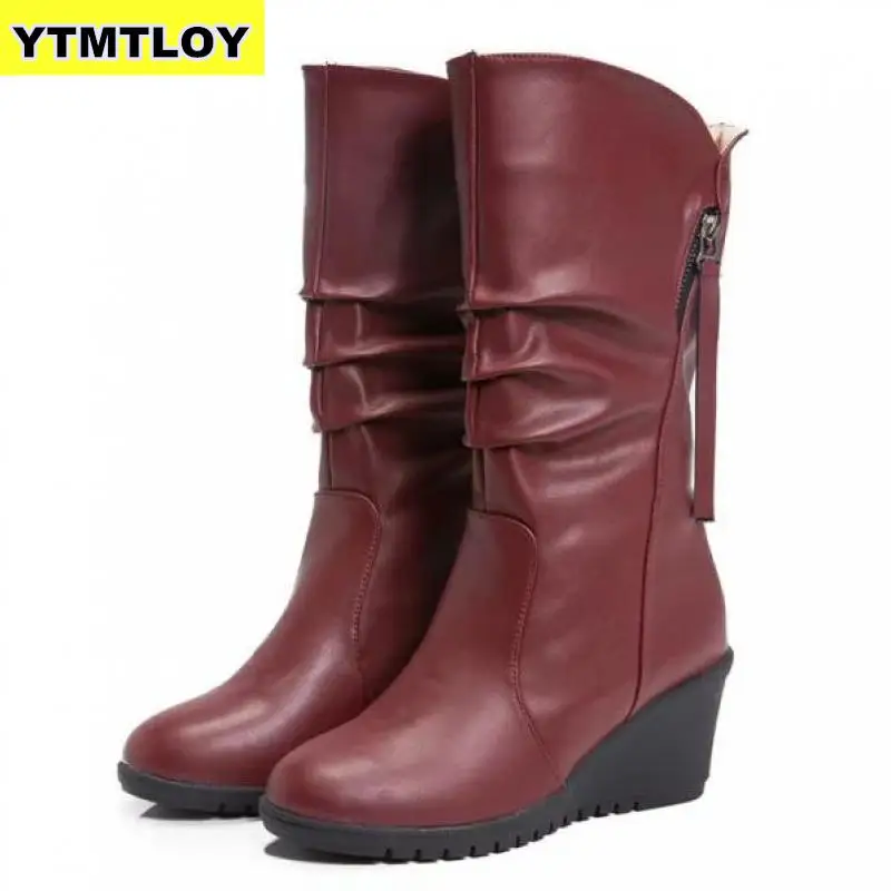 Зимние сапоги; коллекция года; женские сапоги до середины икры на танкетке; Модные женские кожаные сапоги на высоком каблуке с круглым носком; Цвет Черный; обувь на платформе с мехом и бахромой