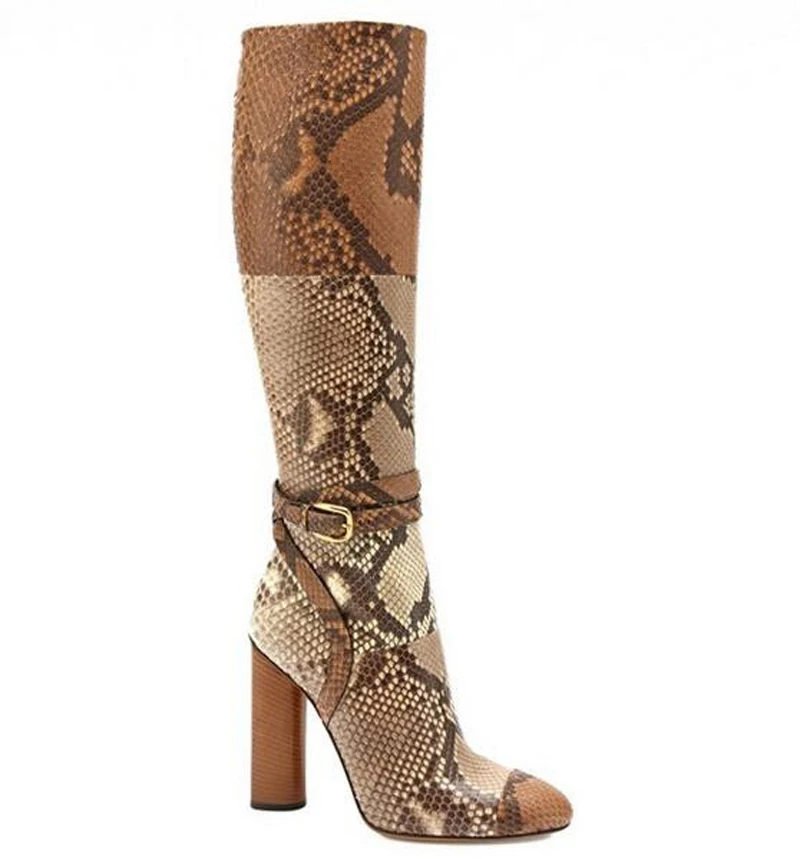 Модные женские туфли в стиле пэчворк Цвет змеиной кожи дизайн толстый каблук сапоги до колена с пряжкой; дизайн Mix-Цвет длинный толстый каблук сапоги