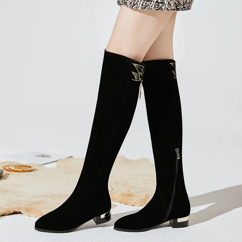 QUTAA/ г. Женские ботфорты выше колена зимние сапоги на высоком квадратном каблуке Элегантные Универсальные женские сапоги с острым носком большой размер 34-43