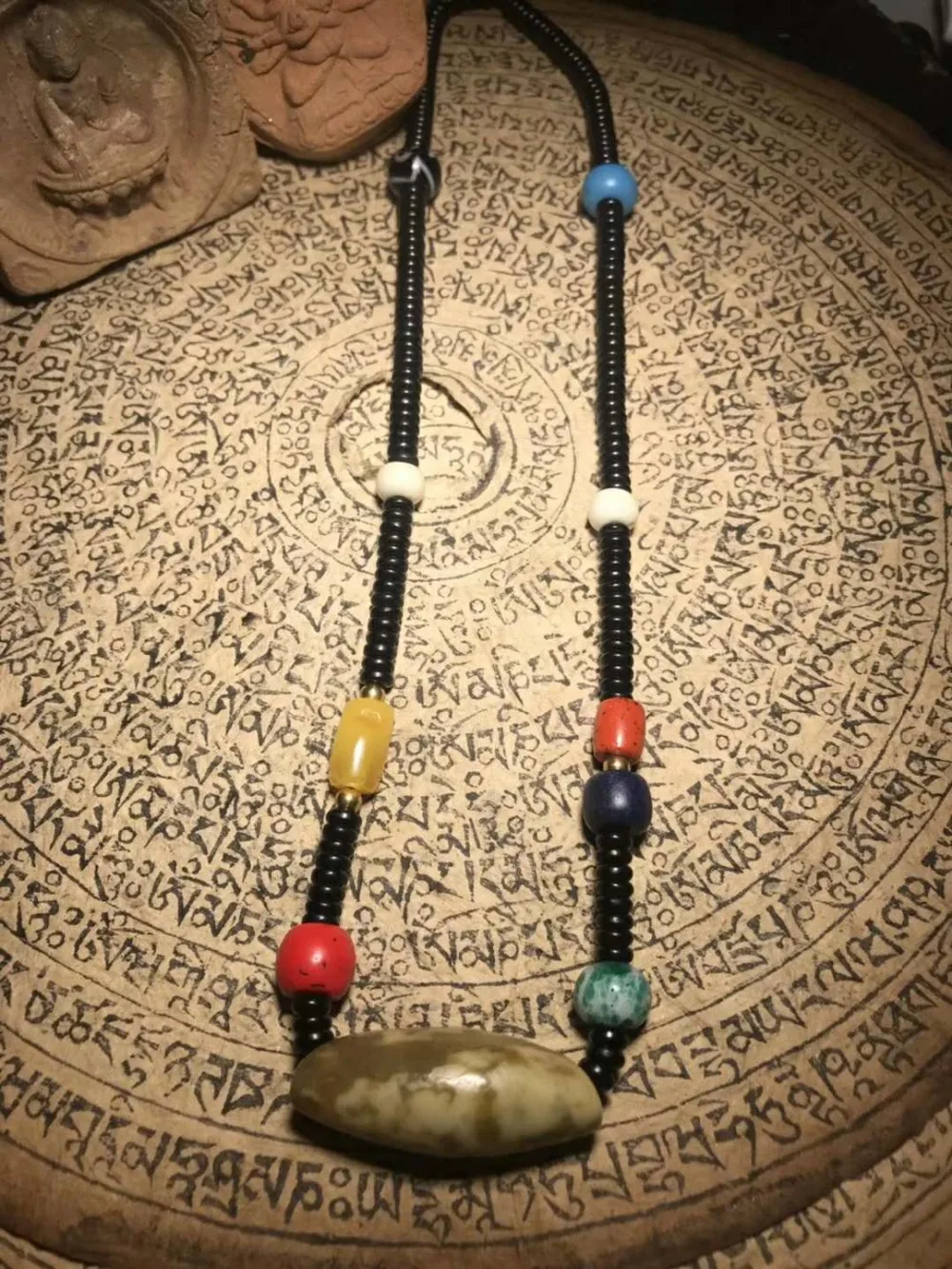 

Rare antiqu string Qing dynasty Yule in the Tibet area a clavicle necklace with a charm old beads Old snow bar green gold glas