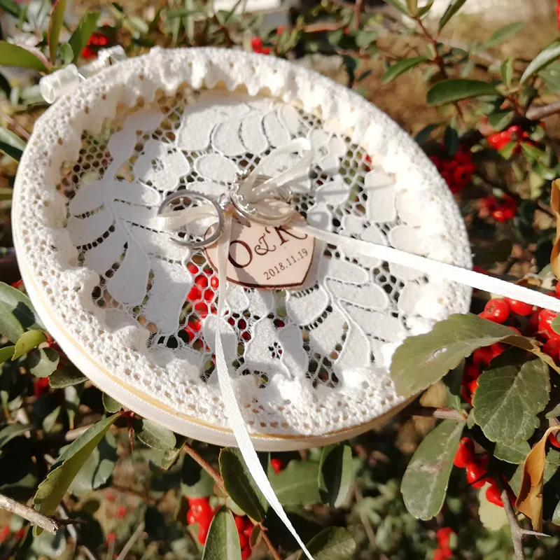 

1pcs lot Red White Wood Lace Round Ring Cushion Bearer Engagement Photo Props Wedding Proposal Marriage Ring pillow