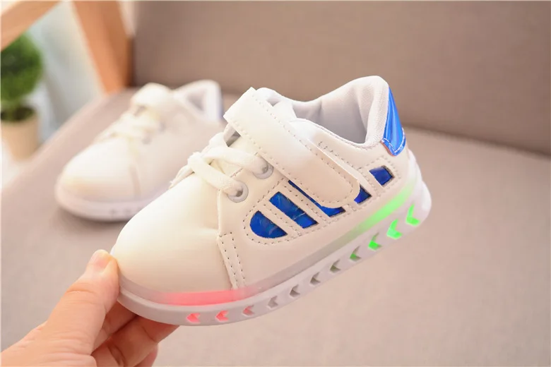 Модный светодиодный свет детская обувь для детей от 1 до 3 лет девочек и мальчиков спортивная обувь Нескользящая первая ходьба светящиеся кроссовки