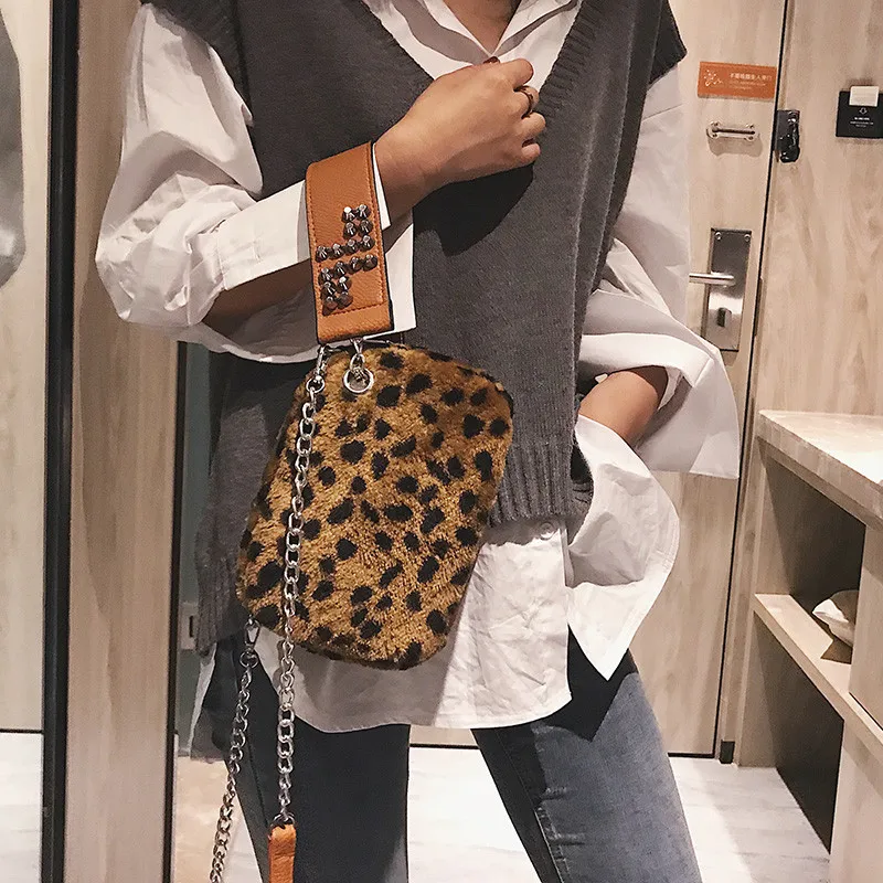 

MJ Winter Faux Fur Women Messenger Bag Fashion Rivet Clutches Female 2018 New Small Chain Handbag for Girls Party Clutch Bag