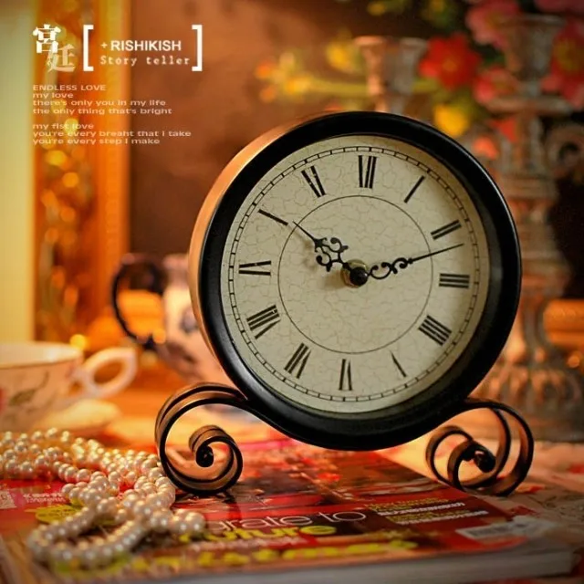 

American country modern minimalist living room bedroom decoration Home Furnishing wrought iron clock retro round clock clock.