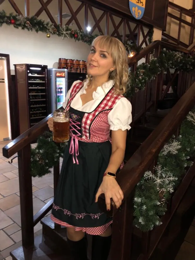 Для взрослых женщин Октоберфест пива девушка костюм горничной Dirndl Wench Германия Баварская с коротким рукавом нарядное платье