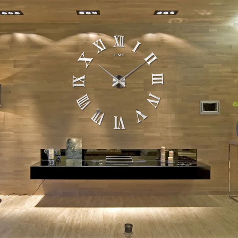 Настенные часы в интерьере гостиной. Квартирные часы. Настенные часы современные спальня. Квартирные часы. Часы в интерьере.