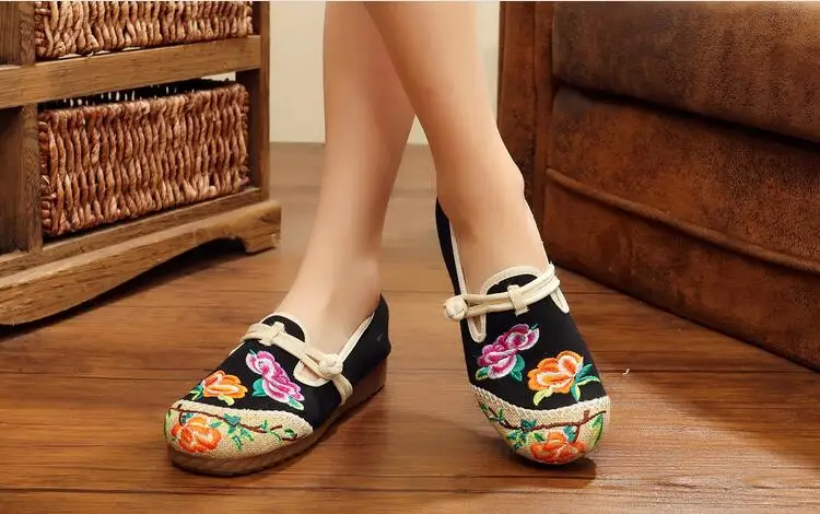 Женские винтажные туфли на плоской подошве с цветочной вышивкой; сезон весна-лето; обувь на каблуке из термопластичной резины; хлопковая и пеньковая обувь с традиционными китайскими пуговицами