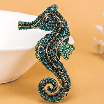 

Kawaii Bow Seahorse Animal Brooch For Men Colar Masculino Vintage Broache Fashion Rhinestone Crystal Hats Accessories Hijab Pin
