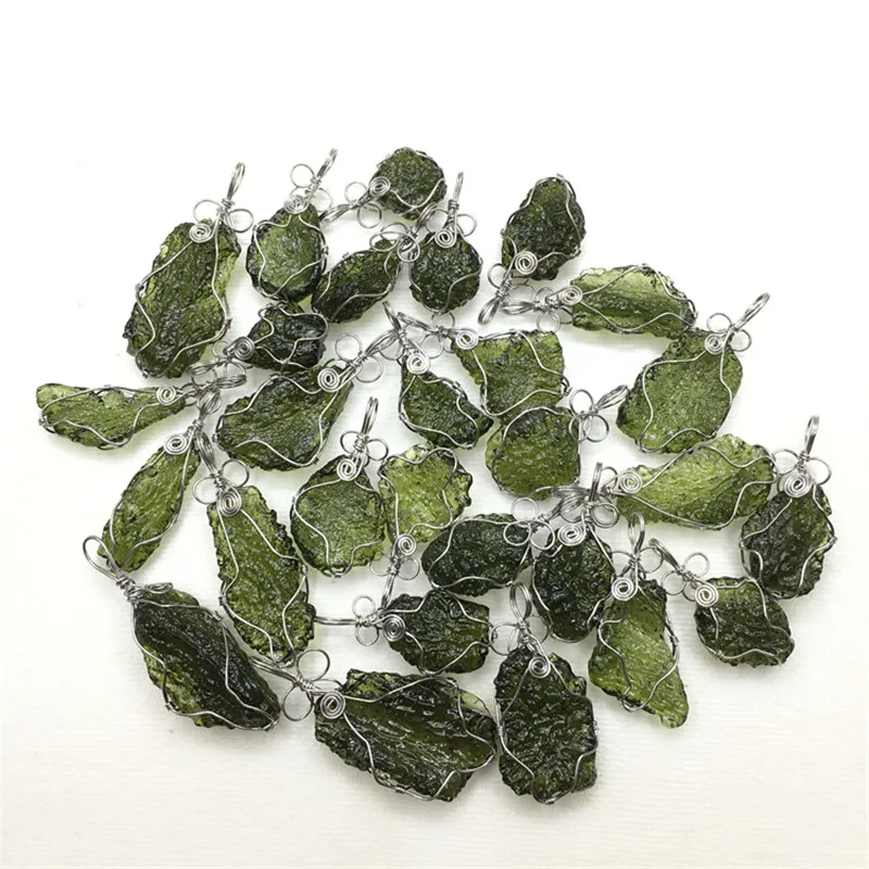 Естественный Moldavite зеленый аэролиты Чешский метеоритов с украшением в виде