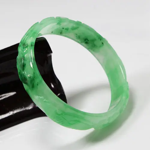 

2749 BEAUTIFUL HAND-CARVED EMERALD GREEN JADEITE JADE GEMS BANGLE BRACELET