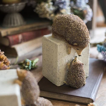 

New Year Animal Statues Home Decor Crafts Resin Figurine A Pair Of Hedgehogs Trying To Escape From The Stone Ornaments