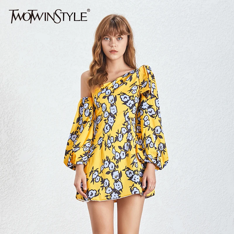 Женское платье на одно плечо TWOTWINSTYLE летнее приталенное мини с рукавами