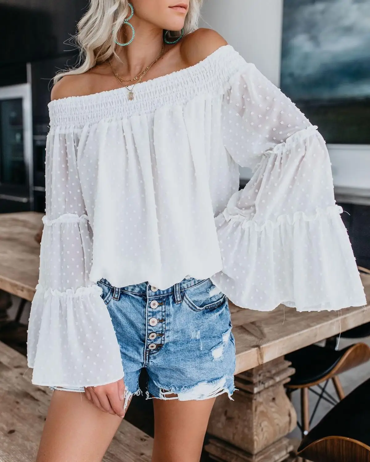 

A new 2019 long-sleeved chiffon t shirt with A collar and flared sleeves