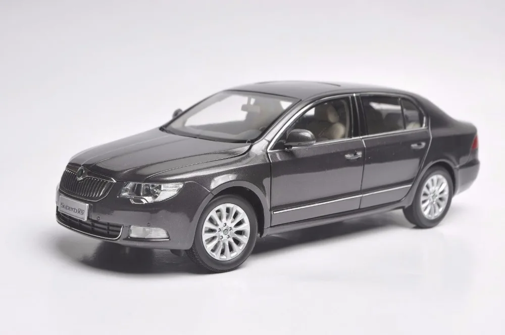 1:18 литья под давлением модель для Skoda Superb коричневый Лифтбэк сплав игрушка