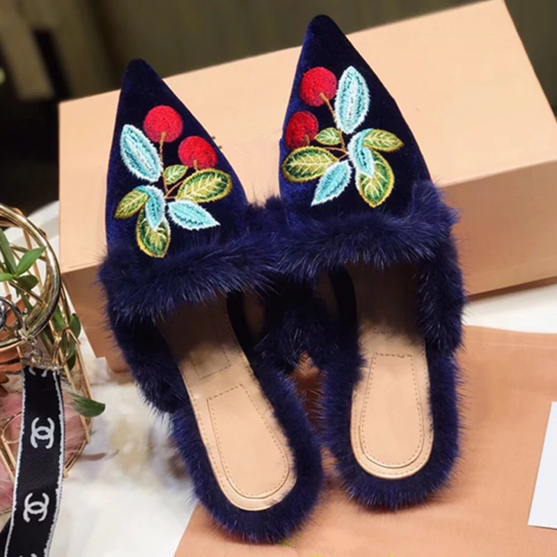 

2018 Unisex Deisgn Warm Fur Slippers Fashion Embroidery Vetvel Pointed Toe Slip On Women Mules Runway Party Dress Shoes Woman