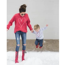 Одинаковые комплекты для семьи; милый Повседневный пуловер с длинными рукавами и круглым вырезом для мамы и ребенка; однотонные тонкие толстовки с принтом сердца