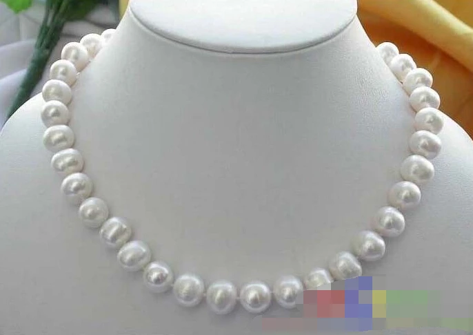 

0894 WHITE ROUND FRESHWATER CULTURED PEARL NECKLACE