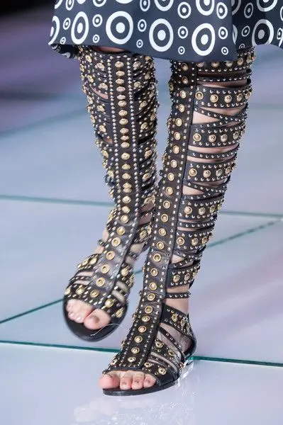 

2018 Gold Metal Rivets Stud Combat Boots Flats Open Toe Rome Style Knee High Gladiator Sandals Boots Cutout Summer Shoes Woman