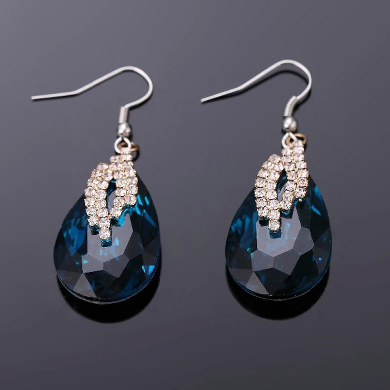 

YFJEWE Stylish Elegant Austrian Crystal Stud Earrings Nightclub Female Character Design Earrings Accessories Jewelry #E185