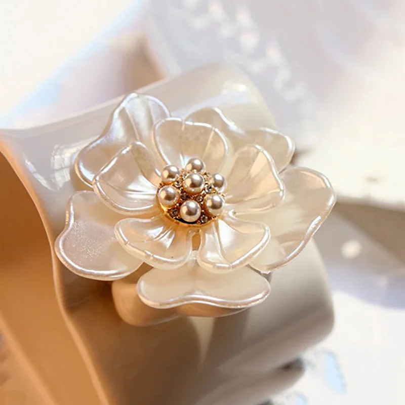 

Rinhoo Camellia Flower Brooch pins plant Brooches For women Dressing Decoration Fashion Beautiful Jewelry Modern Girl Gift