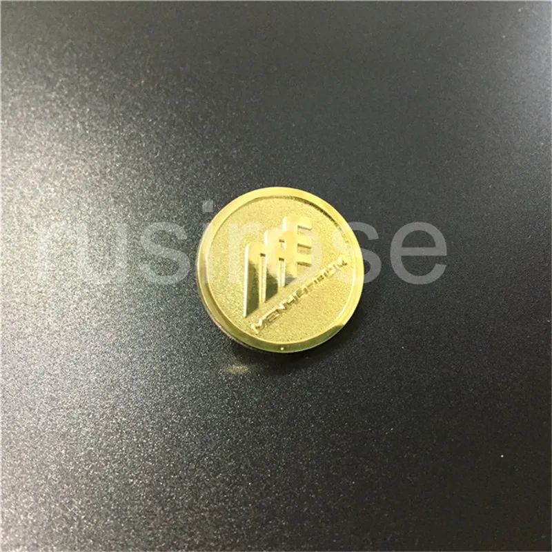 

Personalized mountaineering LOGO metal badge custom, DIY direct plating gold is not color round LOGO brooch