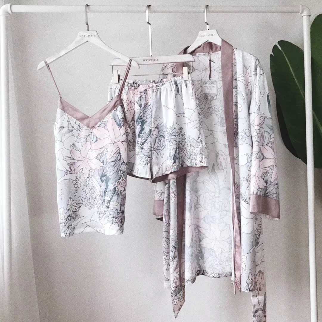 На продажа 2018 новый летний Для женщин шелкография из трех частей шорты комплект халат Домашняя одежда Роскошные атласные пижамы пижамы