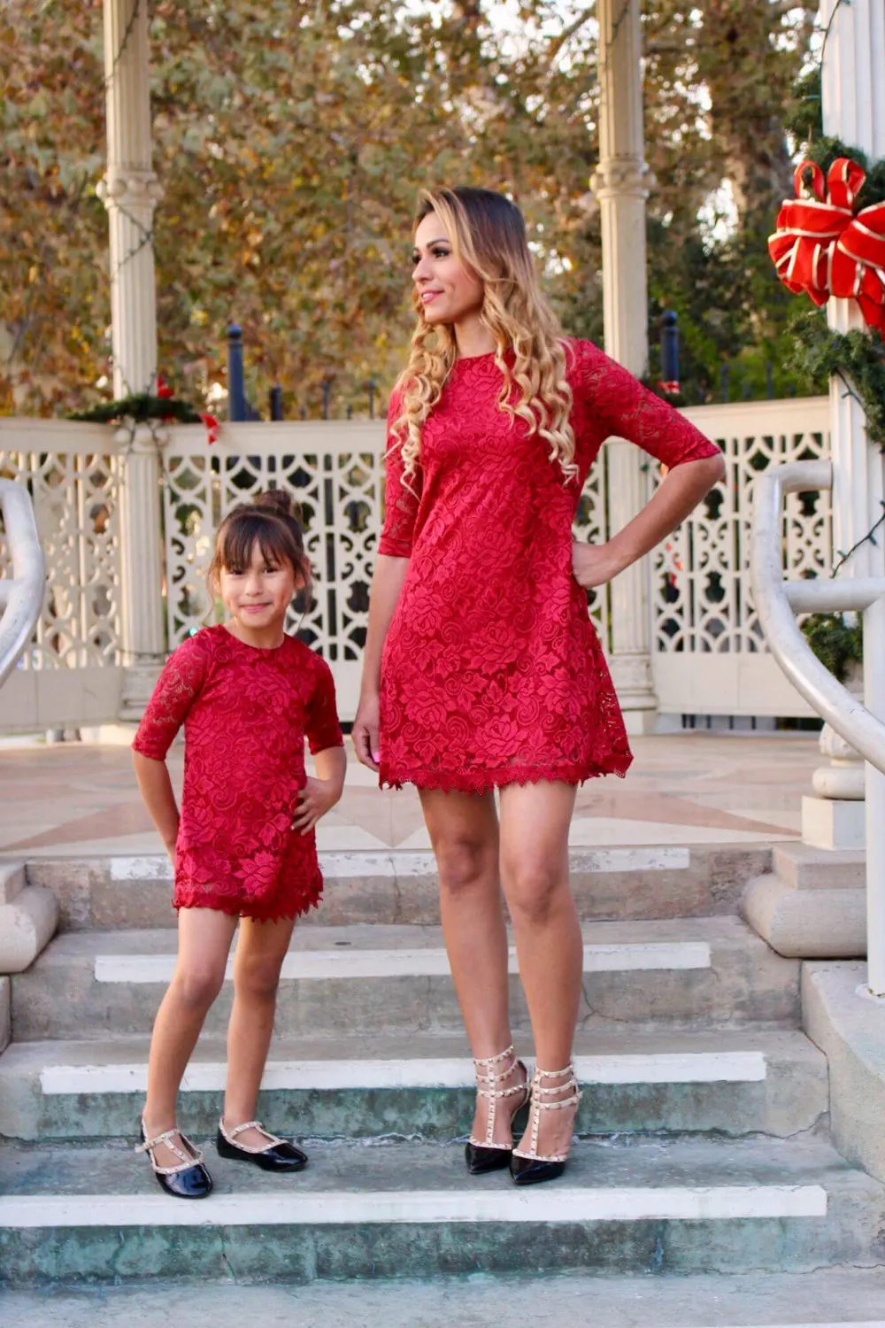 Модные одинаковые платья для семьи кружевное мини-платье для мамы и дочки кружевное платье для женщин и девочек праздничная одежда