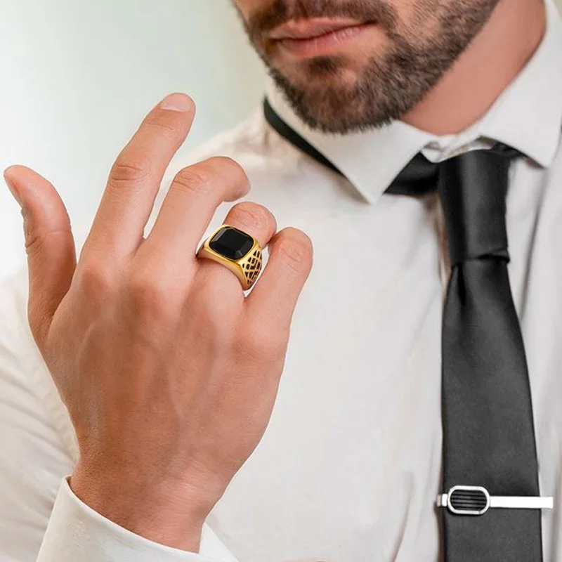 на каком пальце перстень мужской. печатка на палец мужская. перстень мужской на пальце. на каком пальце перстень мужской. мужское кольцо.