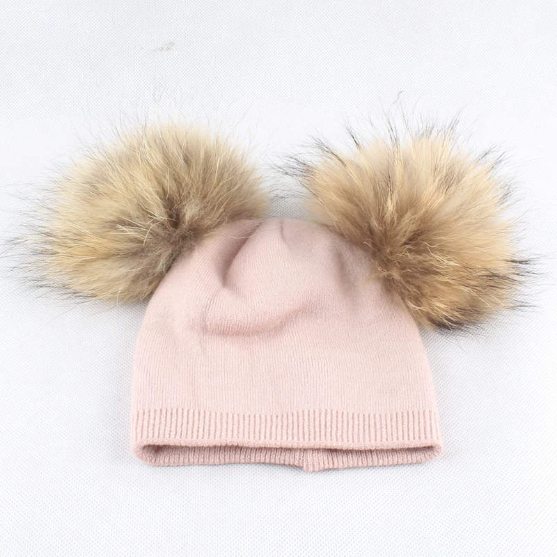 Двойной меховым помпоном зима Кепки для детей gorro для мальчиков и девочек Мягкая вязаная теплая шапка Дети Earflap шапочки крючком Шапки