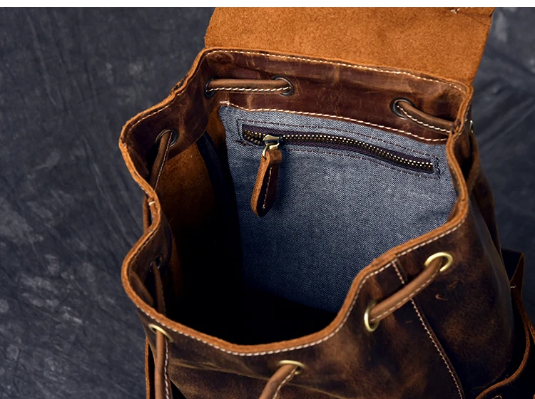 Taschen zeigen und großes Fassungsvermögen des Lederrucksacks