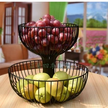 Гостиная с фруктами, кованого железа корзина с фруктами. Модные креативные два слоя с фруктами торт. Корзины десерт кухонная плита