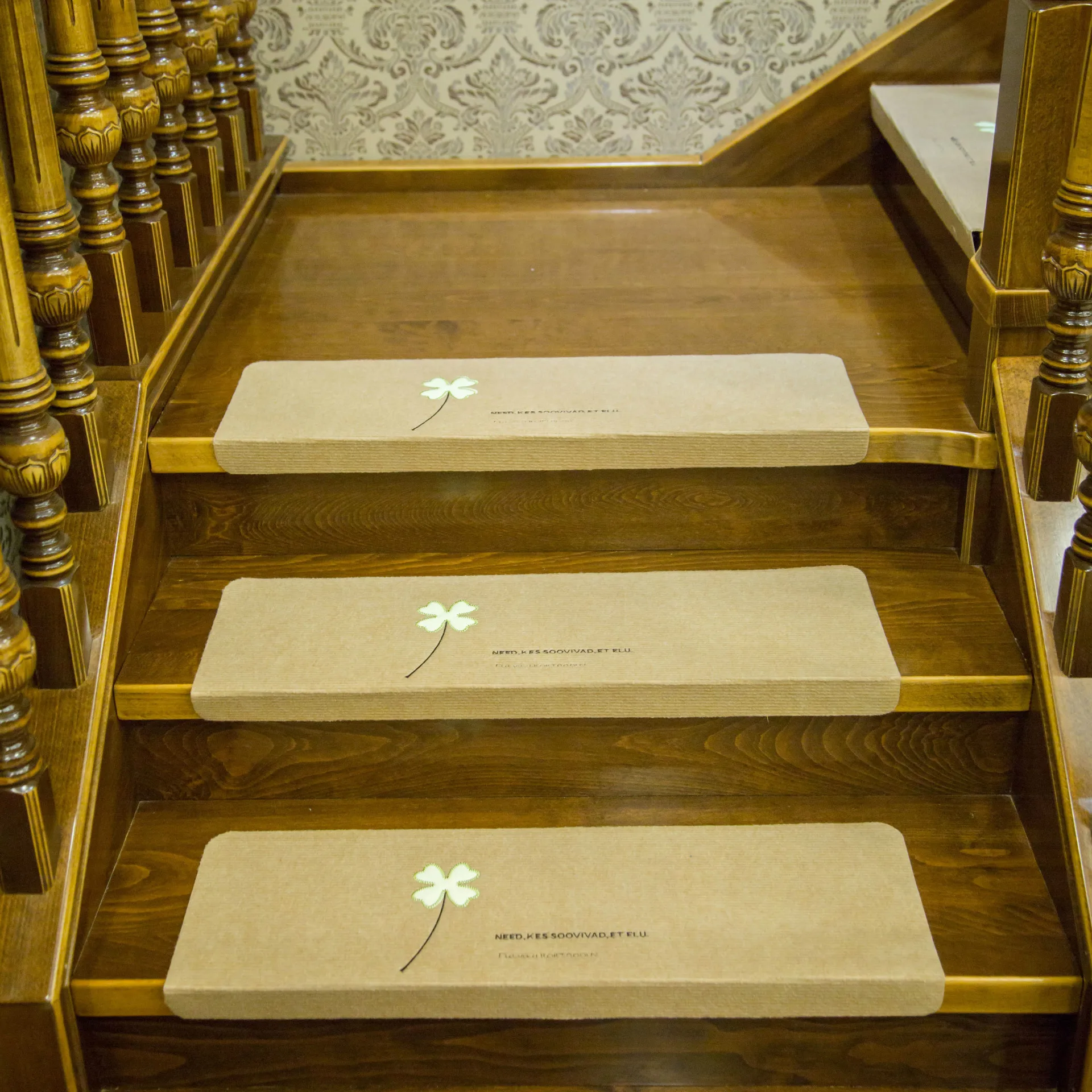 LOUTASI 5pcs Four-leaf pattern Stair Carpet Sets Slip Resistance Stair Mats Step Rugs Safe Treads Soft Carpets Home Decoration LOUTASI 5pcs Four-leaf pattern Stair Carpet Sets Slip Resistance Stair Mats Step Rugs Safe Treads Soft Carpets Home Decoration