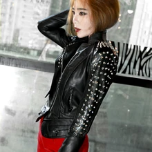 Уникальный дизайн Европа для женщин короткие мотоциклетные кожаная куртка Мода Панк куртка с заклепкой Стенд воротник Тонкий куртки в уличном стиле