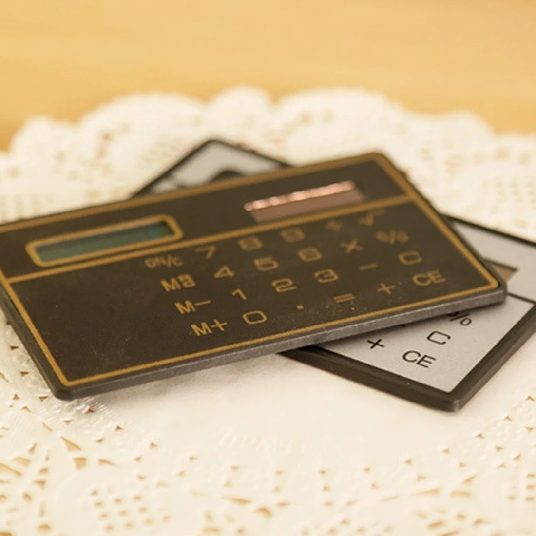 

Novelty Slim Solar Power Pocket Calculator Energy saving and environmental protection Strong practicality Color Random