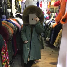 Модная мужская длинная стильная темно-зеленая куртка с воротником в виде енотовидной собаки, с густым мехом внутри для MR& MRS Wear, женский пуховик