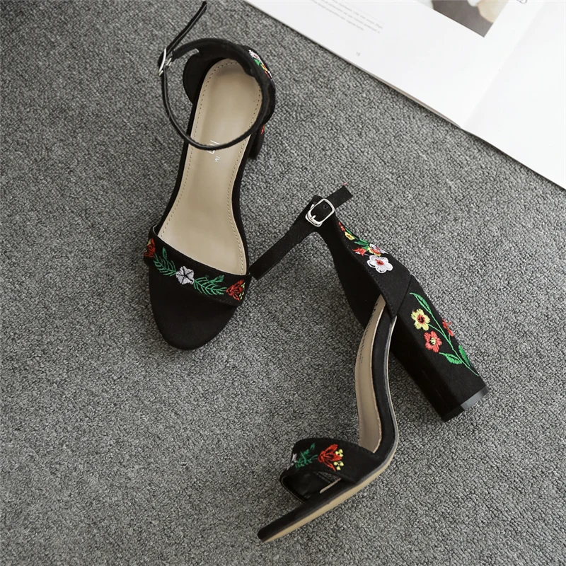 2019 Women Summer Fetish 11cm High Heels Chunky Sandals Lady Strap Pumps Female Strap Embroider Flower Luxury Block Heels Shoes 2019 Women Summer Fetish 11cm High Heels Chunky Sandals Lady Strap Pumps Female Strap Embroider Flower Luxury Block Heels Shoes