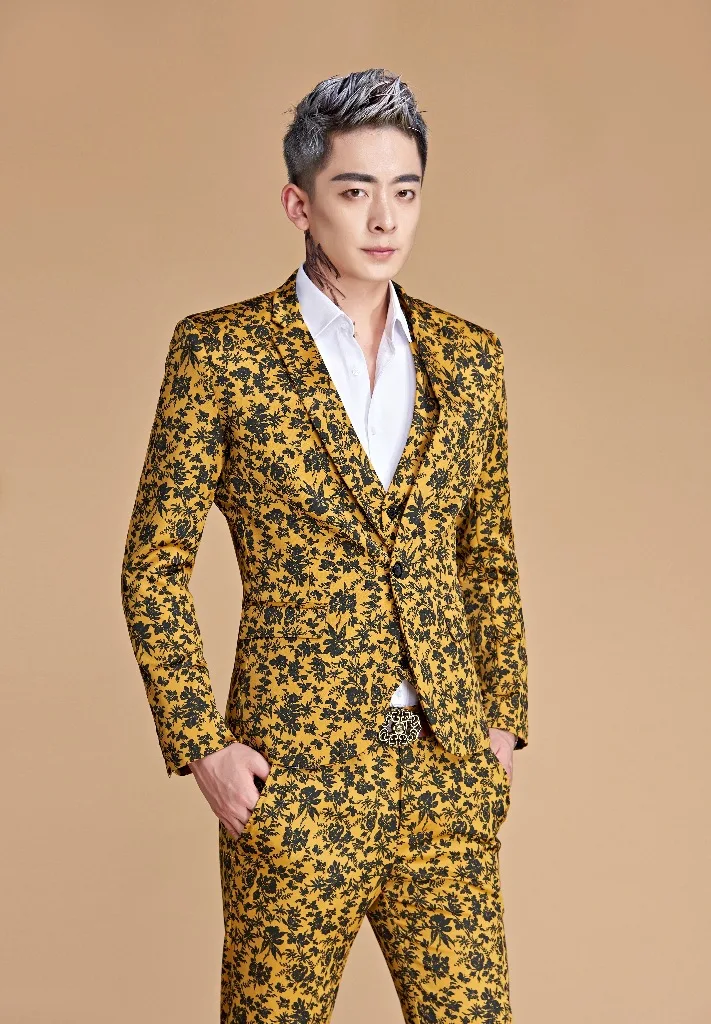 Желтый мужской костюм в китайском стиле с принтом листьев, комплект из 2 предметов, новейший дизайн пальто+ брюки, свадебный костюм для певицы