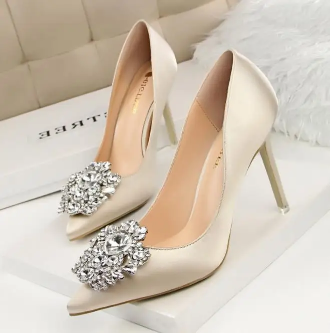 

Korean version of autumn and summer fashion green women's shoes satin diamond high heels with thin red wedding shoes.