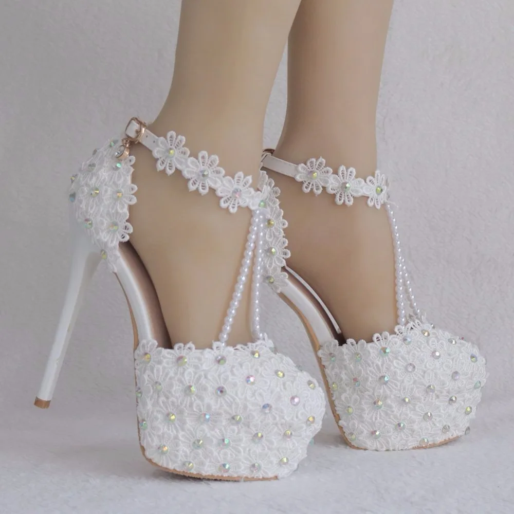 Красивая свадебная обувь на очень высоком каблуке с белыми цветами и жемчужинами и кисточками; изящные свадебные туфли на тонком каблуке с кружевными цветами