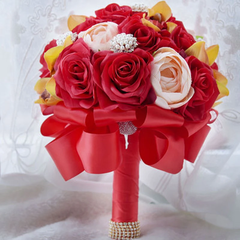 

Chinese red bridal supplies Bride holding bouquet