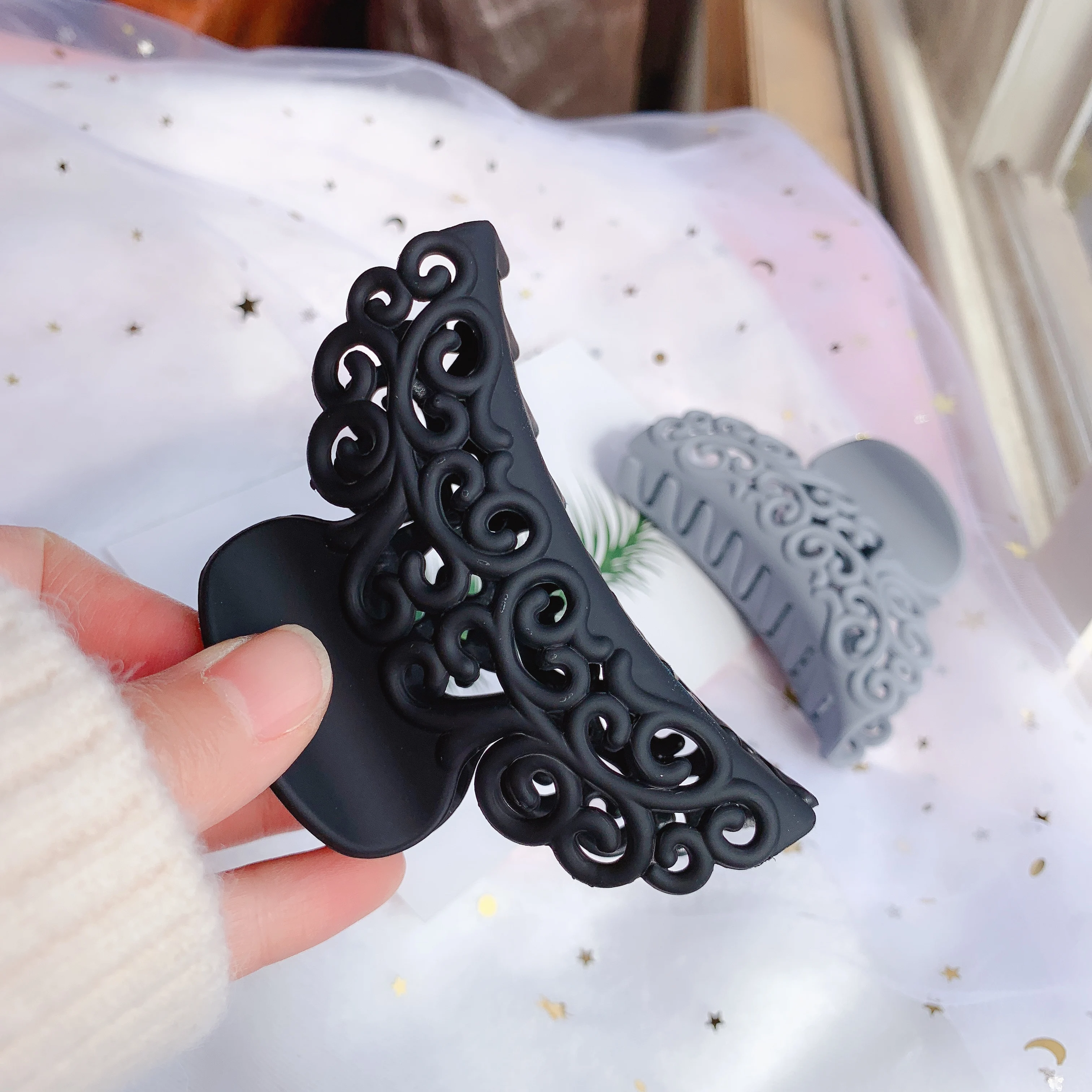 1PC Random Color Large Scrub Black Plastic Hair Claws Clips Hollow Carving Crab Hairpins Clamps Barrettes Hair Accessories Women types of hair clips