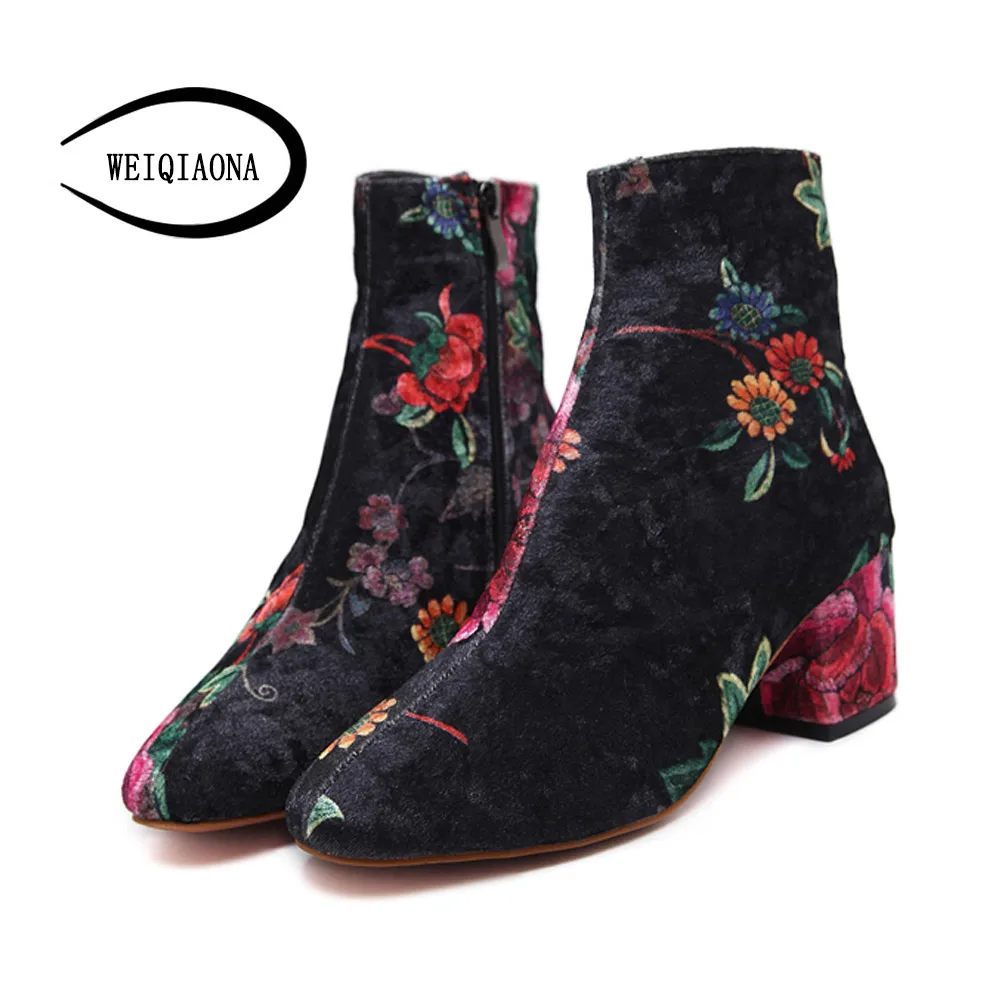 WEIQIAONA Woman 2017 autumn new classic elegant Large flower embroidery boots  pattern short boots comfortable wild boots 